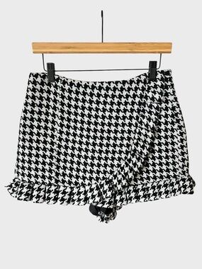 Lovers t friends Black & White Houndstooth Ruffle Skort